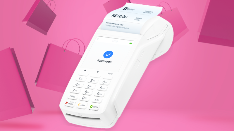 Terminal de pagamento para cartão de crédito e QR Code da Sumup com impressão de comprovante em um fundo com sacolas que representam compras.