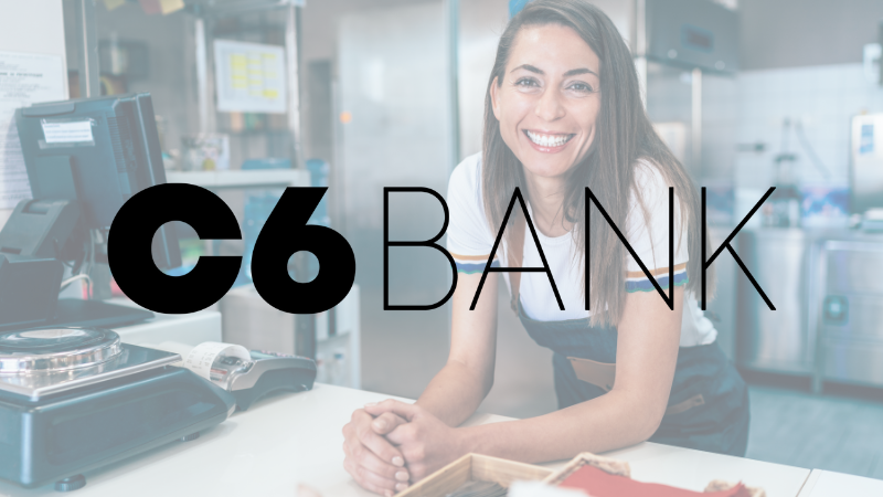 Logomarca do C6 Bank sobre imagem de fundo de uma mulher trabalhando em uma loja.