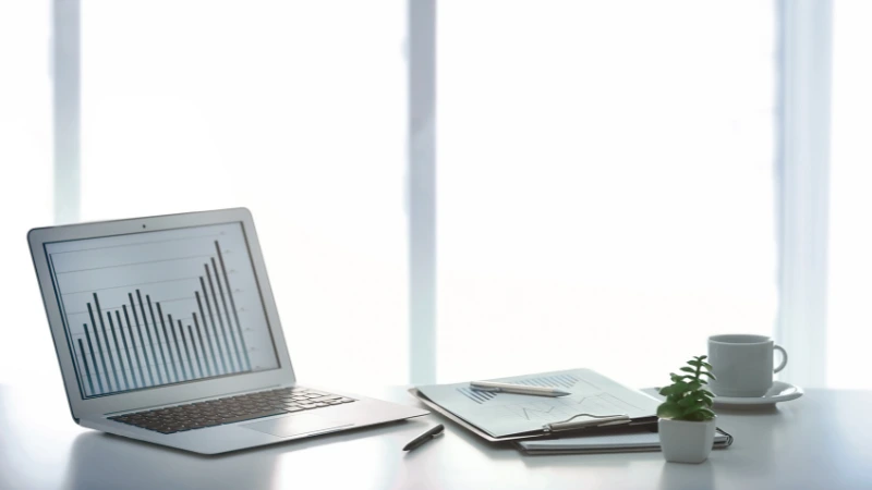 Notebook em uma mesa de home office e fundo branco.