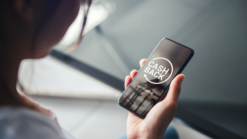 Imagem de um celular com aplicativos para receber cashback.