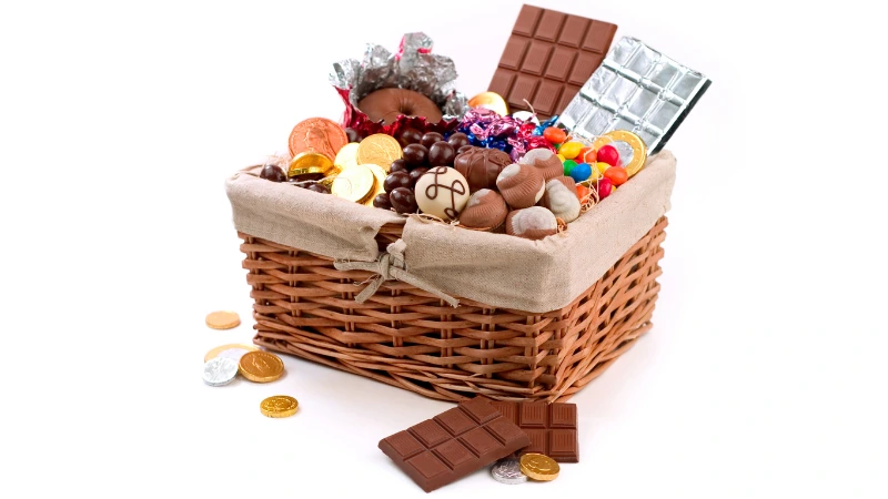 Cesta artesanal montada com doces caseiros para vender na rua.