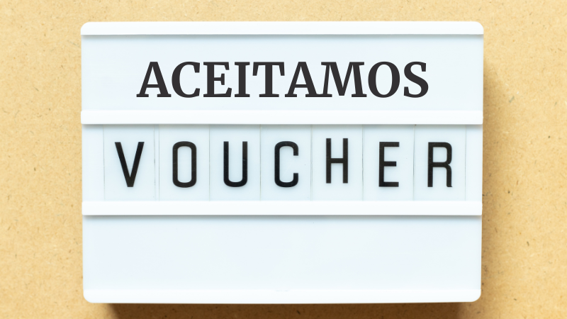 Aviso na parede com a frase "Aceitamos voucher"